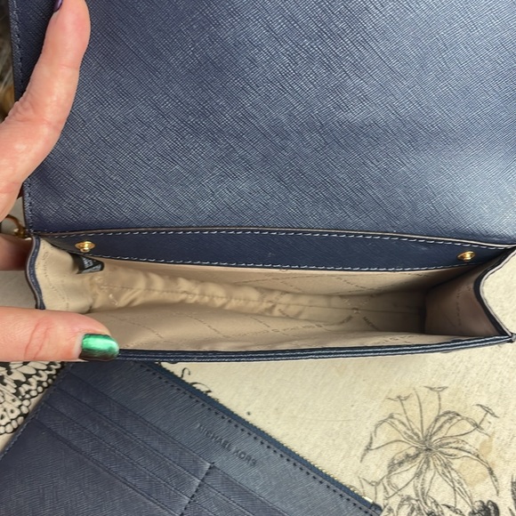 Michael Kors:: Jet Set Travel Clutch Crossbody in Navy - Picture 6 of 12